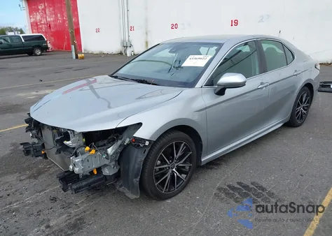2021 Toyota Camry Se z USA, uszkodzony, nr VIN 4T1G11AK4MU477106